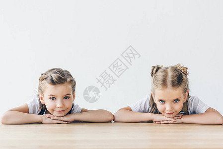 儿童坐在桌子上看着在白色时被图片