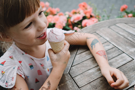 可爱的小女孩吃冰淇淋小姑娘图片