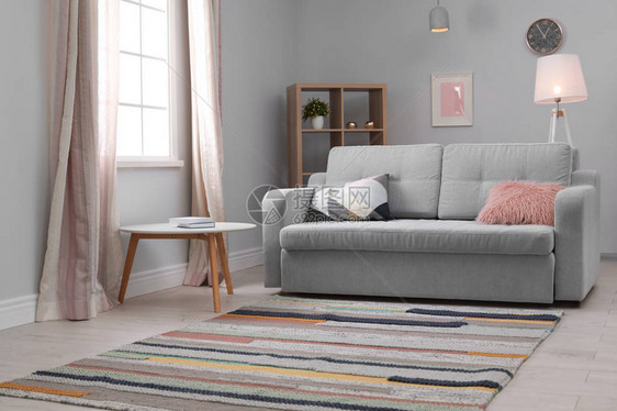 室内现代起居室内有舒适的沙发图片