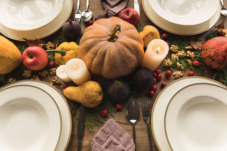 近距离观看美丽的秋天装饰和餐桌上的餐具图片