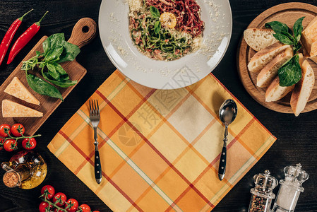 餐桌上有意大利面叉子和勺图片
