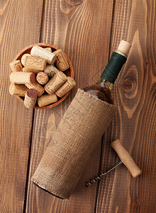 白葡萄酒瓶软酒瓶和木制桌背景的cor图片