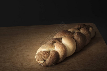 种交织面包躺在木桌上图片