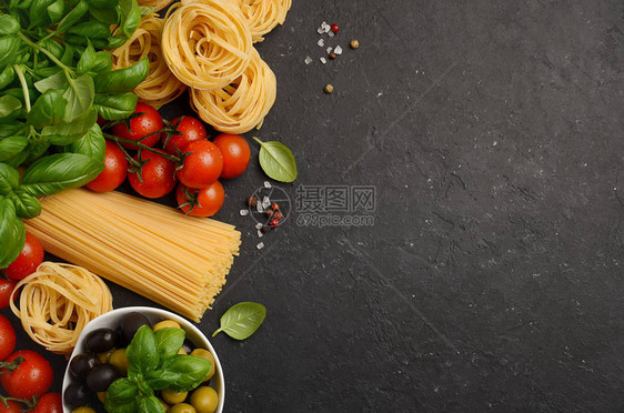 黑底顶视图复制空间的意大利食品意大利面粉蔬菜图片