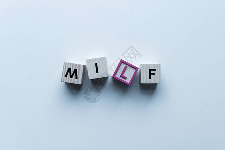蓝色桌面上有Milf字的木形立图片