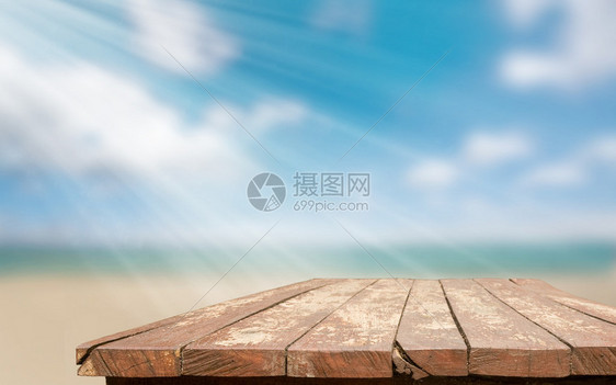 蓝天的空木桌面图片
