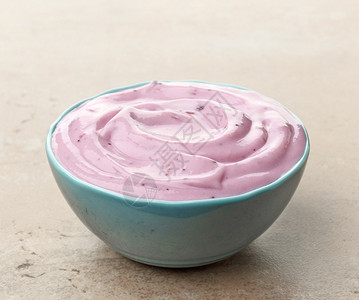厨房桌上的一碗粉红色蓝莓酸奶图片