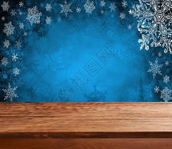 蓝色圣诞节背景的空木质甲板桌准备用于产图片