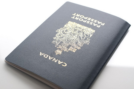 加拿大护照孤立在桌子上所有加拿大护照均由PassportCan图片