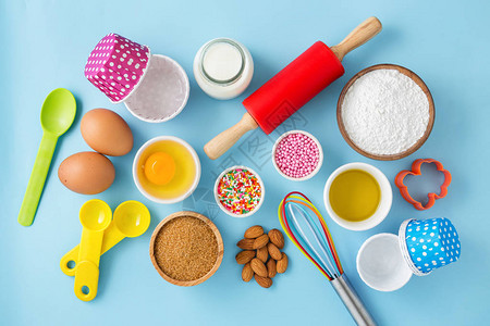 用配料鸡蛋面粉牛奶糖橄榄油杏仁蛋糕装饰和厨房工具烘焙纸杯蛋糕图片