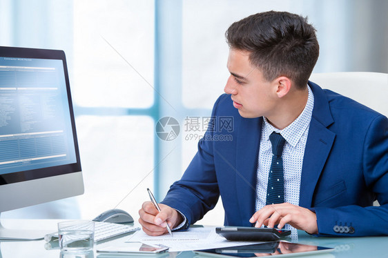 关闭年轻会计师做在线交易的肖像年轻人在电脑屏图片