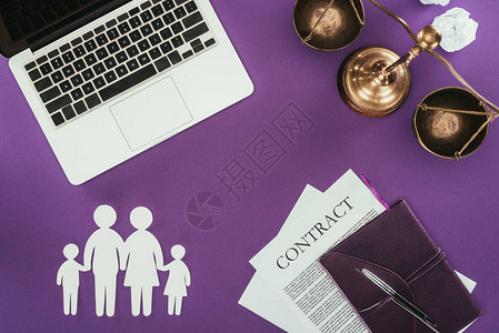 紫色表面上具有家庭保险概念的商业工作图片