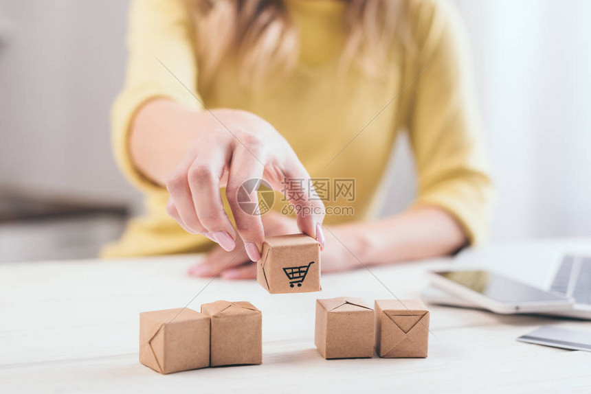 将装饰品包放在桌上的妇高清图片下载-正版图片502849339-摄图网