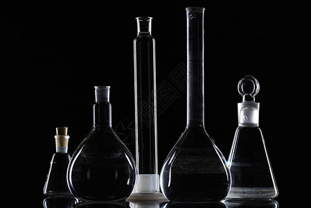 黑色实验室中含有物质的透明玻璃瓶图片