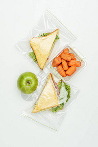 夹锁袋中三明治和胡萝卜的上方视图图片