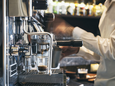 咖啡店与咖啡师酿造浓咖啡餐图片