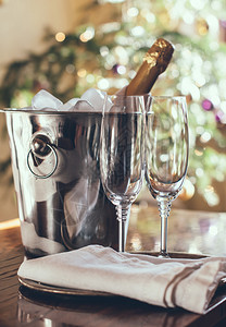 豪华假日餐桌布局冰桶里一瓶冷香槟和优雅的眼镜背景背景图片
