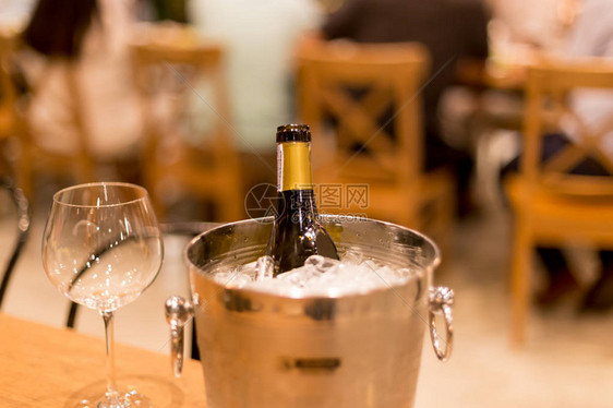 晚上在派对庆祝活动上用低轻酒瓶和冰杯及红酒杯图片