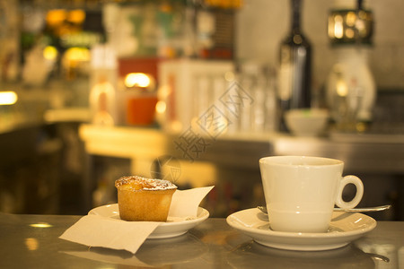 意大利罗马餐厅咖啡吧的意大利咖啡快递杯勺和碟子和意大利Budino传统背景图片