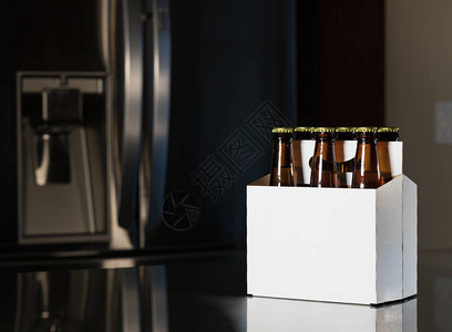 六包棕色啤酒瓶装在白纸板的平面纸柜车厢中图片