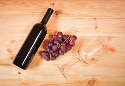 红酒紫葡萄和酒杯的瓶子放图片