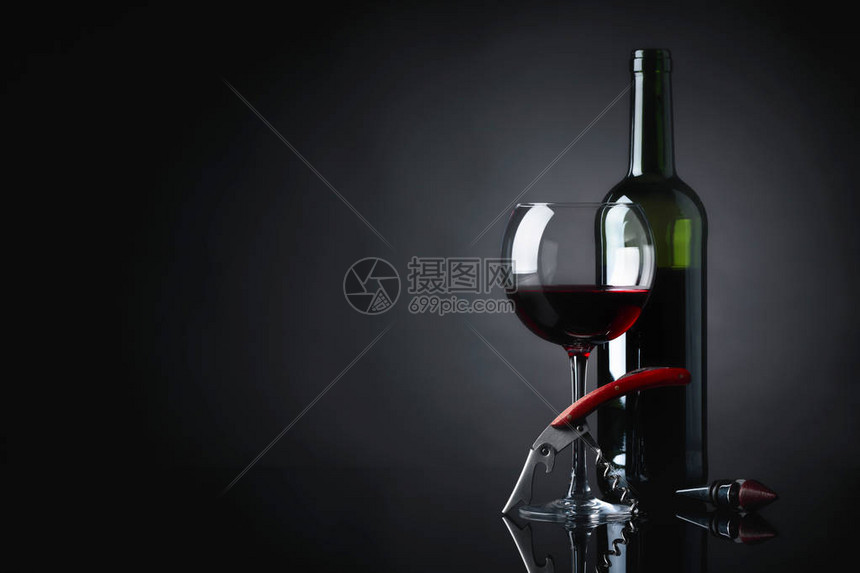 玻璃杯和一瓶红葡萄酒图片