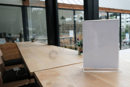咖啡馆的白色标签咖啡店亚克力帐篷卡展示架酒吧餐厅桌子上的样机菜单框图片