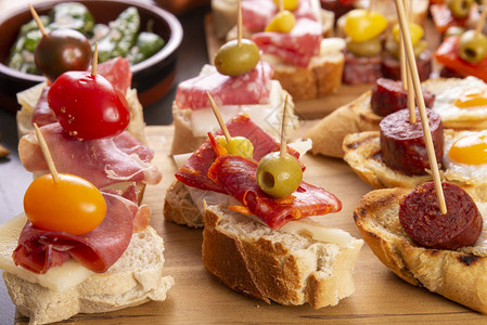 在串的小开胃菜用乳酪橄榄和香肠西班牙小吃或图片