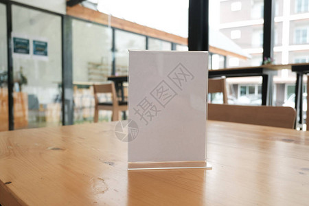 咖啡馆的白色标签咖啡店亚克力帐篷卡展示架酒吧餐厅桌子上的样机菜单框背景图片