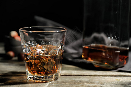 杯在木桌上的威士忌酒图片