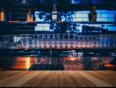 木制桌在抽象模糊的餐饮厅灯光图片
