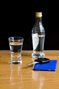 桌上放着酒杯和车钥匙图片