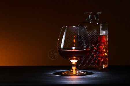 黑木桌上的白兰地酒嗅探器图片