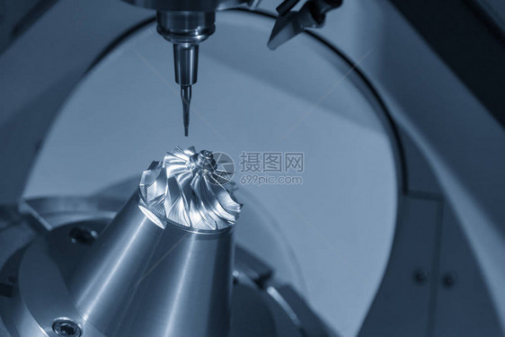 5轴CNC铣床使用实心球头立铣刀切削高精度汽车五轴加工中心制造涡轮增压器叶轮零图片