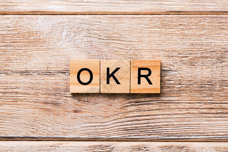 写在木块上的OKR字木桌上的客观关键结果文本的缩写图片