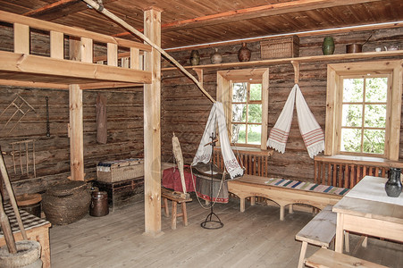 传统的俄罗斯木制房屋的图片