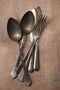 木背景上的银餐刀叉勺子刀图片