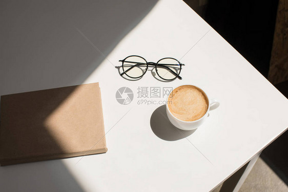 咖啡眼镜和墨镜的顶部视图图片