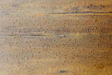 木质表面上的水滴雨滴背景图片