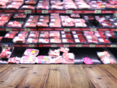 木板表顶在肉类产品架子超市的模糊背景上蒙太奇风格图片