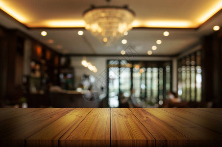 空木质桌顶上有模糊的咖啡店或餐饮室内背景可使用摘要背景显示图片