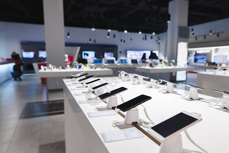 许多智能手机都在科技商店的桌子上在电子商店购买手机商店背景图片