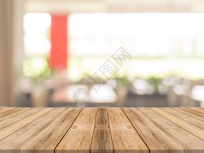 在模糊的背景前的木板空桌子在咖啡店模糊的透视棕色木材可用于展示或蒙太奇您的产品模拟您的产品图片