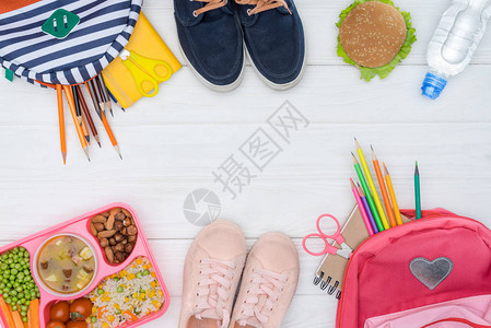 儿童午餐书包和白桌上鞋图片