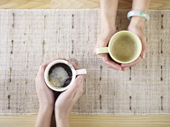 两个人边喝咖啡边聊天图片