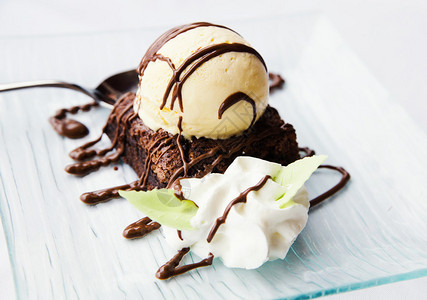 美妙的沙漠配巧克力和冰淇淋图片