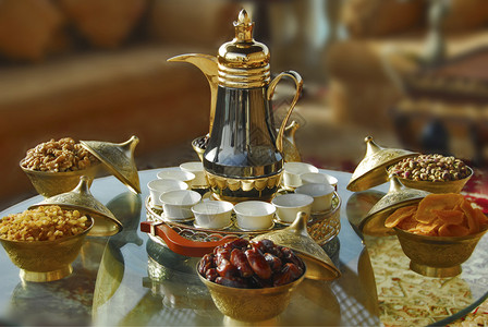 阿拉伯茶壶有干枣干芒果背景图片