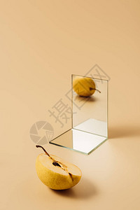 1个黄色梨子在米色桌上两背景图片
