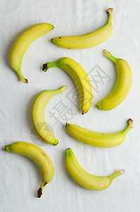 白布上的多香蕉图片
