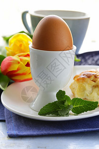 健康复活节早餐配有鸡蛋图片